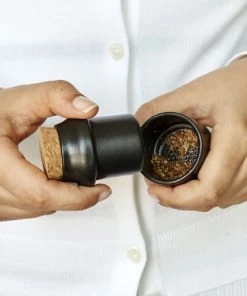 Kikkerland Ustensiles De Cuisine Et De Pâtisserie Grinder à Herbes Aromatiques L -Poêles et wok Soldes grinder a herbes aromatiques l 4